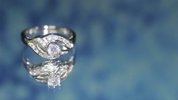 深蓝色背景的钻石戒指 结婚戒指 订婚戒指 — 图库视频影像