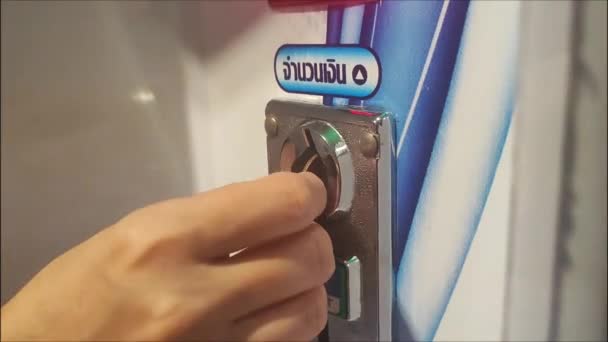 自動販売機にコインを着用している手のクローズアップショット — ストック動画