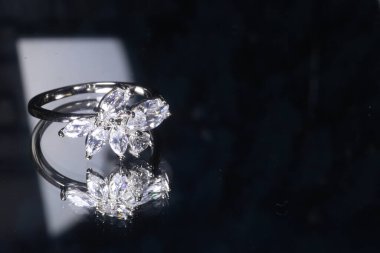 Mavi arkaplanda elmas yüzük