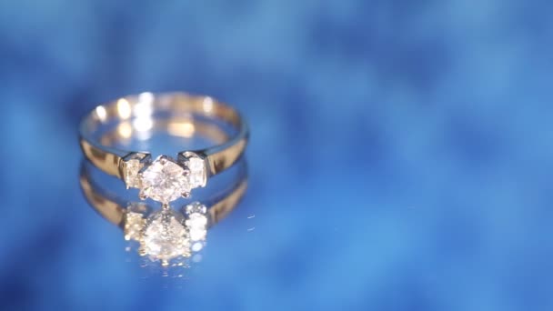 Biały Złoty Pierścień Diamentami Sfotografowany Niebiesko — Wideo stockowe