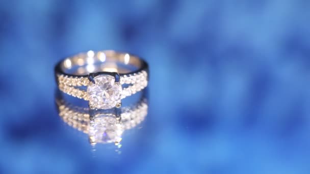 Anillo Oro Blanco Engastado Con Diamantes Fotografiados Azul — Vídeo de stock