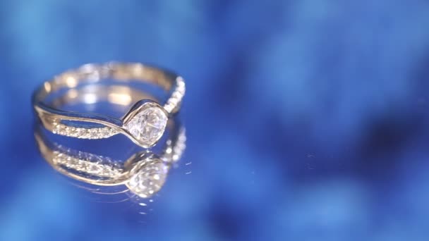Witgouden Ring Bezet Met Diamanten Gefotografeerd Blauw — Stockvideo