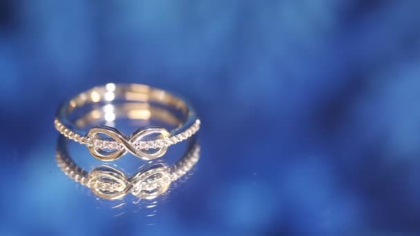 Witgouden Ring Bezet Met Diamanten Gefotografeerd Blauw — Stockvideo