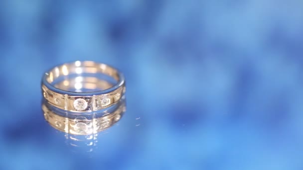 Біле Золоте Кільце Діамантами Сфотографоване Синьому — стокове відео