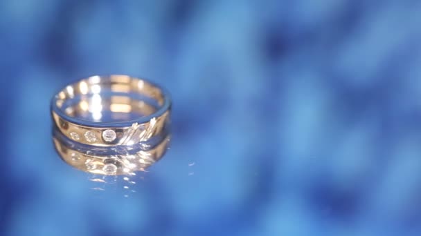 Vit Guld Ring Set Med Diamanter Fotograferade Blå — Stockvideo