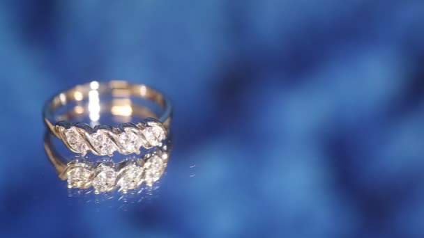 镶嵌蓝宝石的白色金戒指 — 图库视频影像