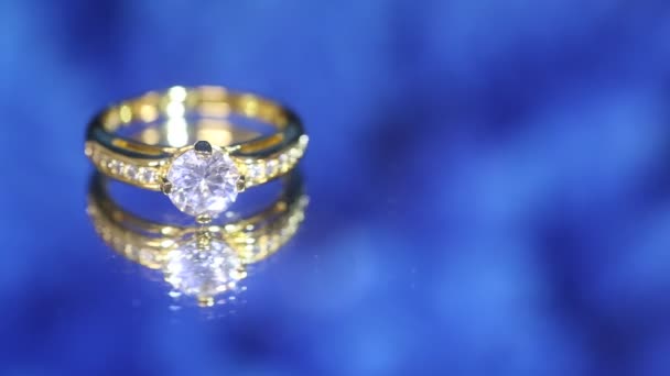 Gouden Ring Versierd Met Diamanten — Stockvideo