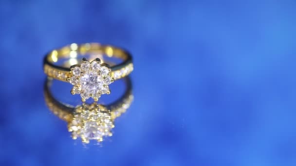 Guld Ring Dekorerad Med Diamanter — Stockvideo