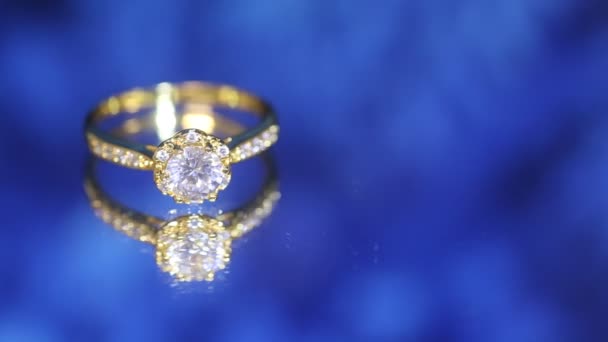 Δαχτυλίδι Χρυσό Διακοσμημένο Διαμάντια — Αρχείο Βίντεο