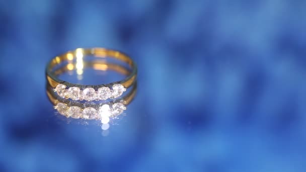 Gouden Ring Versierd Met Diamanten — Stockvideo