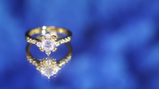 Δαχτυλίδι Χρυσό Διακοσμημένο Διαμάντια — Αρχείο Βίντεο