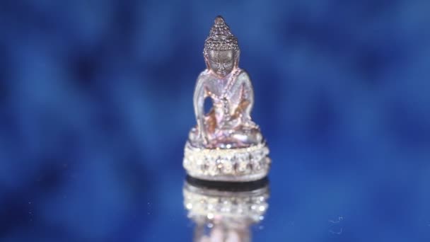Thailändsk Amulett Eller Votivtablett Tillverkad Metall Eller Lera Isolerad Blå — Stockvideo