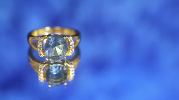 Ein Schöner Blauer Diamant Oder Smaragd Einem Karätigen Vergoldeten Ring — Stockvideo