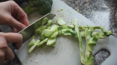 Brokoli pişirmek için hazırlanıyor. Brokoliyi kesme tahtasında kesiyorum..