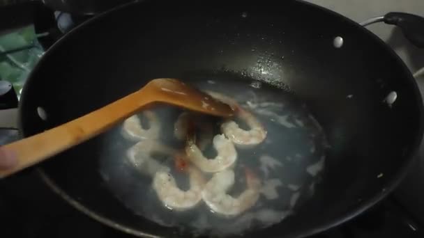 Γαρίδες Μαγειρική Στην Κουζίνα Γαρίδες Βρασμένες Μια Κατσαρόλα Στη Φωτιά — Αρχείο Βίντεο