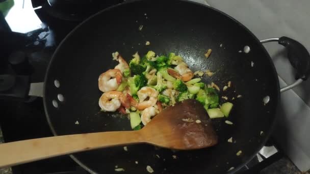 Matlagning Omrörning Stek Broccoli Med Räkor Varm Stekpanna Köket — Stockvideo