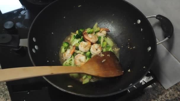 Matlagning Omrörning Stek Broccoli Med Räkor Varm Stekpanna Köket — Stockvideo
