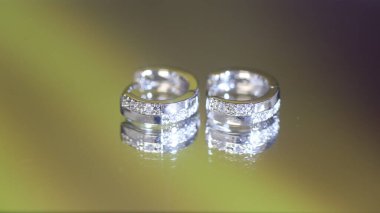 Beyaz altından elmas küpeler.