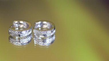 Beyaz altından elmas küpeler.