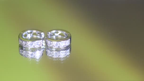 ホワイトゴールドのダイヤモンドイヤリング — ストック動画