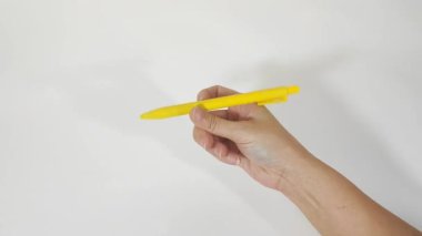 Kalemi eline al ve parmağının etrafında döndür. 4K
