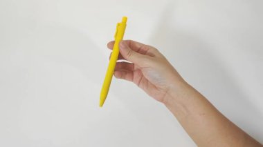 Kalemi eline al ve parmağının etrafında döndür. 4K