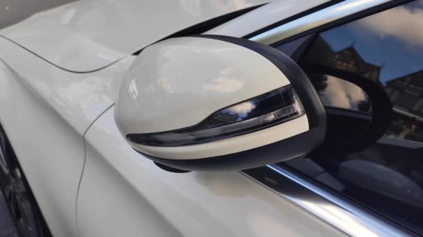 自動開いた翼ミラー 車の眺めの中 4Kの柔らかい焦点 — ストック動画