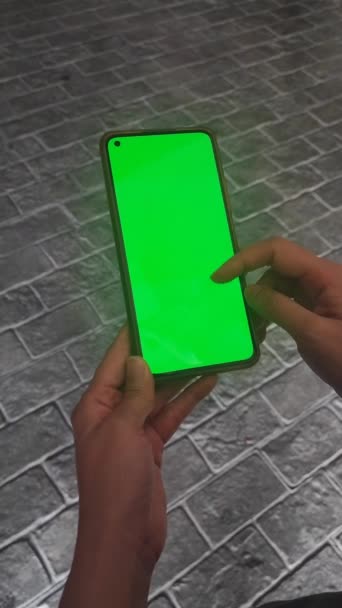 Жінка Тримає Телефон Руках Зеленим Екраном — стокове відео