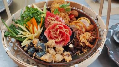 Kao-Chae (Buzlu suya batırılmış pilav ve olağan komplementer yiyecekler, soğuk pirinç)