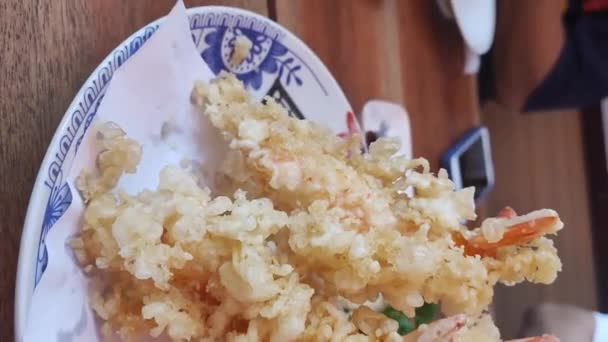 Ιαπωνική Τραγανή Tempura Ρύζι Ένα Μπολ Ρύζι Γεμισμένο Τηγανητά Θαλασσινά — Αρχείο Βίντεο