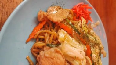 Kızarmış yakisoba şehriyesini vejetaryen usulü sebzeyle karıştırın.
