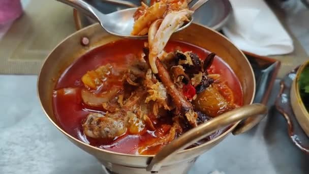 Massaman Curry Con Pollo Patate Curry Aromatico Dal Sapore Sapido — Video Stock