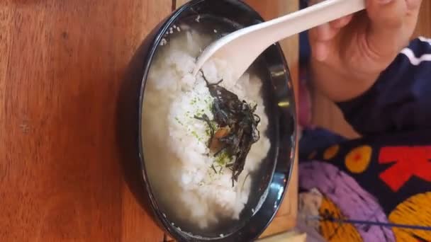 日本人は米のお粥に梅を漬けました 梅太夫 大太夫 軽く煮たお粥 七部太夫 日本の標準的な病気の日食 — ストック動画