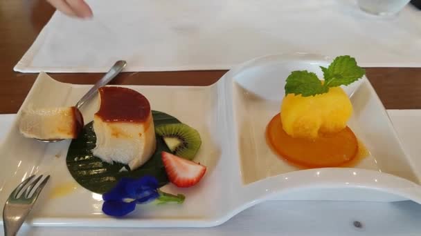 Thaise Fusion Dessert Khanom Mor Kaeng Met Ijs — Stockvideo