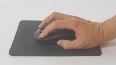 Çalışma masasındaki siyah bilgisayar faresi. Bir PC ile çalışmak ve fareye tıklamak.