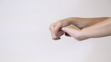 El kremi nemlendirici kadın avuç içlerine giyer.