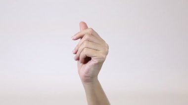 Eller krom anahtar arkaplanındaki figürleri gösterir