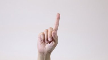 Bir insan eli beyaz arkaplanı işaret ediyor 