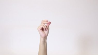 Sarı ekranda parmaklarını şaklatan bir kadın eli. Parmaklarını şıklat