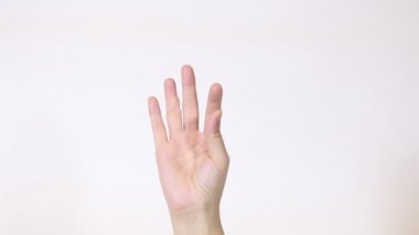 Beyaz arka plan üzerinde beyin canlandırıcı el egzersizi yapan kadın elinin yakın çekimi.