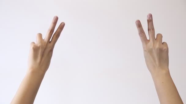 Zkřížené Prsty Dívky Bílém Pozadí Studia Ruce Zobrazující Tvar Hashtagu — Stock video