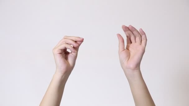Кукурудзяна Жінка Ламає Пальці Студії Статичний Знімок Невпізнаваних Жіночих Підняття — стокове відео