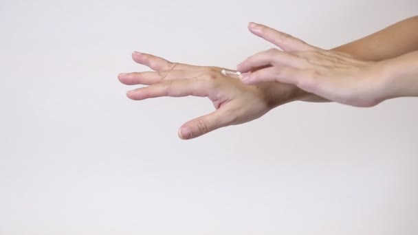 Krem Rąk Nawilżający Kobieta Nosi Dłoniach — Wideo stockowe