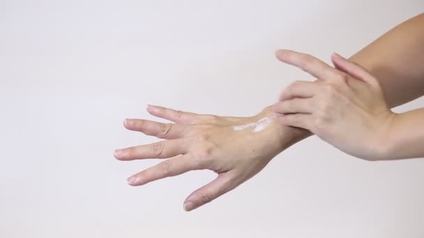 Handkräm Fuktgivande Kvinna Bär Handflator — Stockvideo