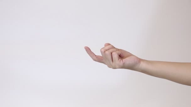 Ugenkendelig Kvinde Giver Vinkende Finger Tegn Close Håndstudie Hvid Baggrund – Stock-video