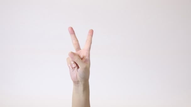 Рука Жінки Показує Знак Перемоги Знак Великі Пальці Вгору Жест — стокове відео