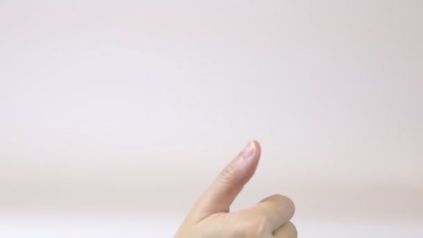 Жінка Рука Білому Тлі Жестикулює Великим Пальцем Вгору Ручне Спілкування — стокове відео