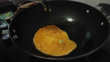 Yağlı sıcak tavaya çırpılmış yumurta dök, kapat.