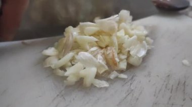 sarımsak bir kesme tahtası closeup kesme işlemi