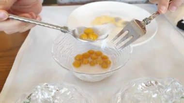 Geleneksel Tayland tatlısına Şamandıra Tatlı Yumurtası deniyor. Toplar yapışkan pirinç unu, hindistan cevizi sütü ve şeker karışımı..